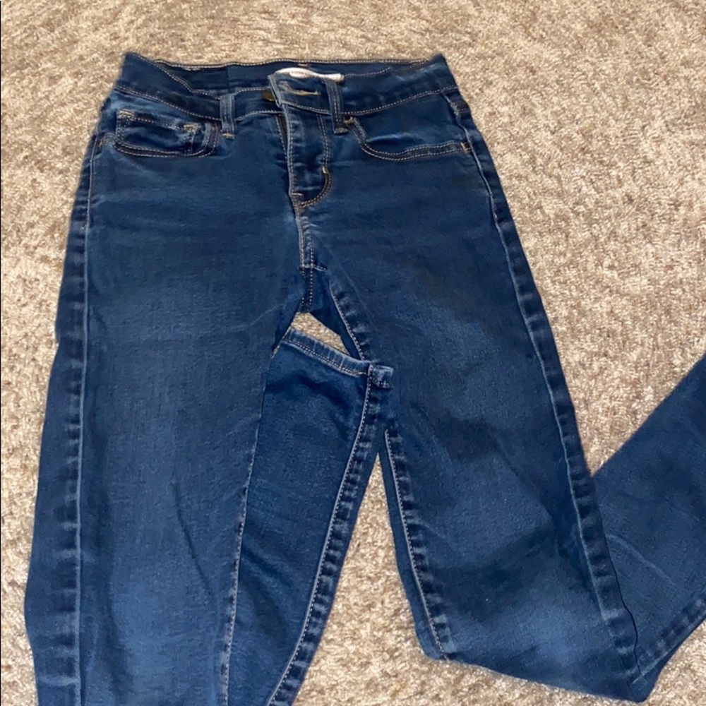 Dark blue Levi’s denim skinny jeans.